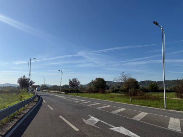 Truall per shitje, buze rruges se Aeroportit te Rinasit, Tirane.