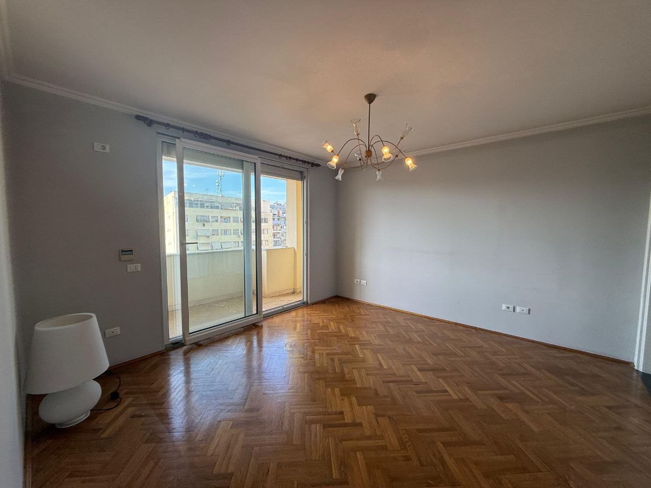 Apartament per shitje, prane Qendres, Tirane.