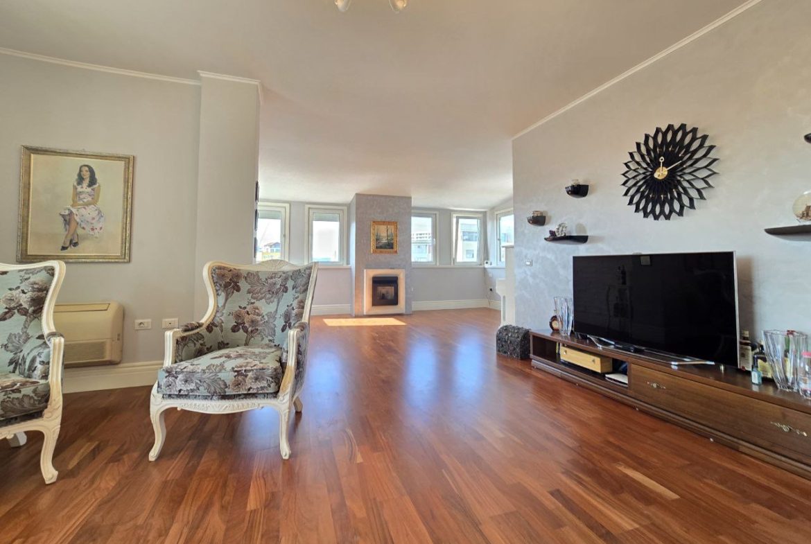 Apartament per shitje, prane Qendres, Tirane.