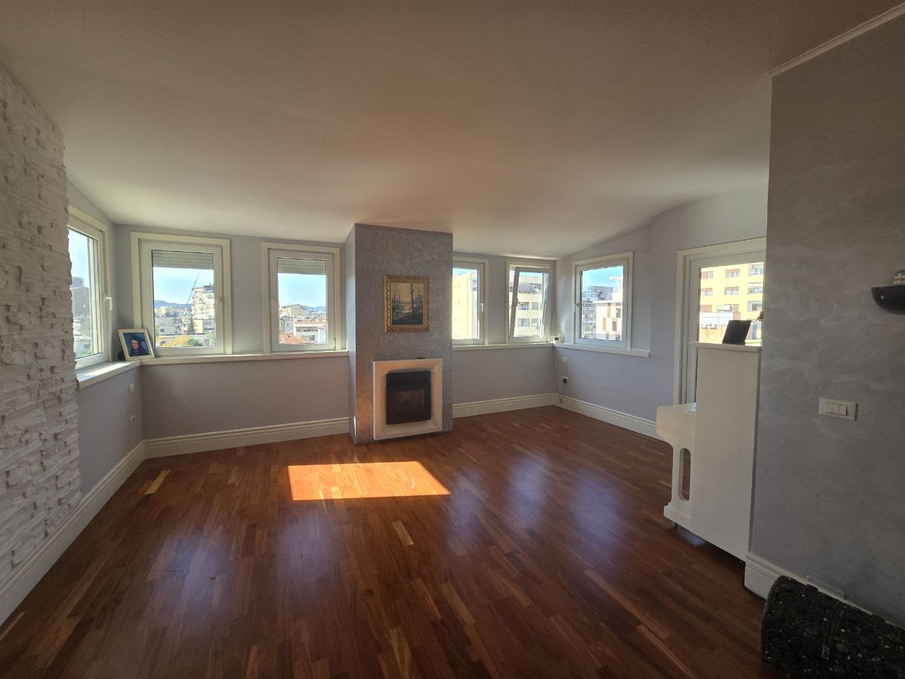 Apartament per shitje, prane Qendres, Tirane.