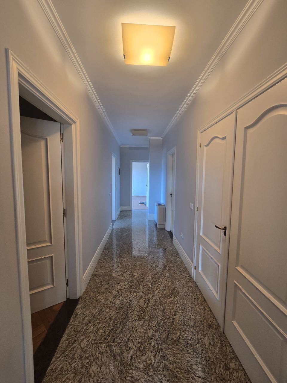Apartament per shitje, prane Qendres, Tirane.