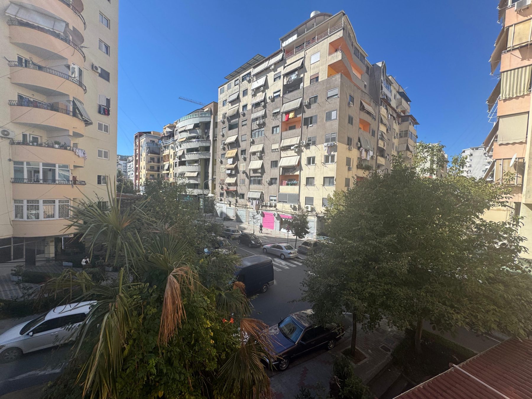 Ambient biznesi per qera, te Komuna Parisit, Tirane.