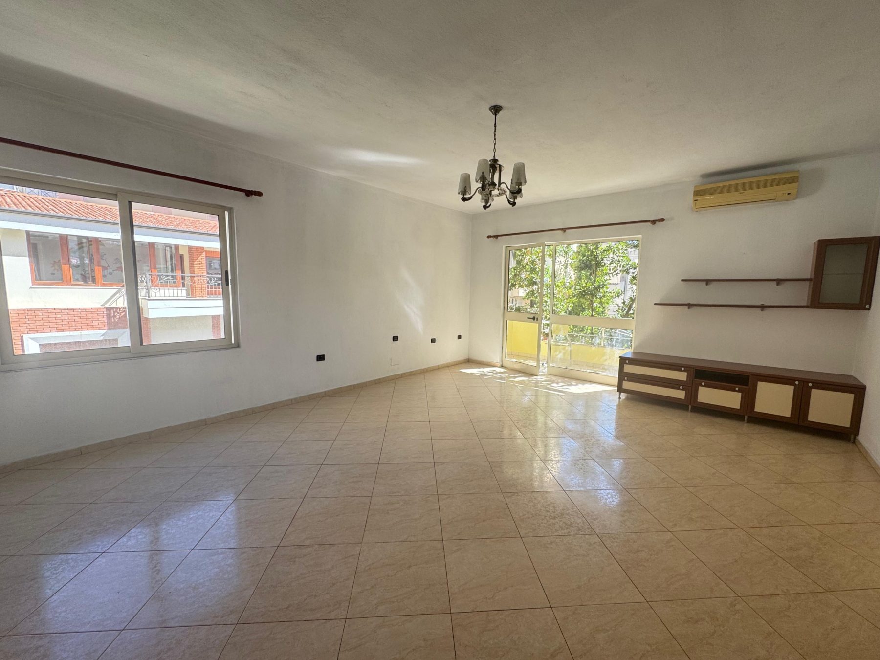 Ambient biznesi per qera, te Komuna Parisit, Tirane.