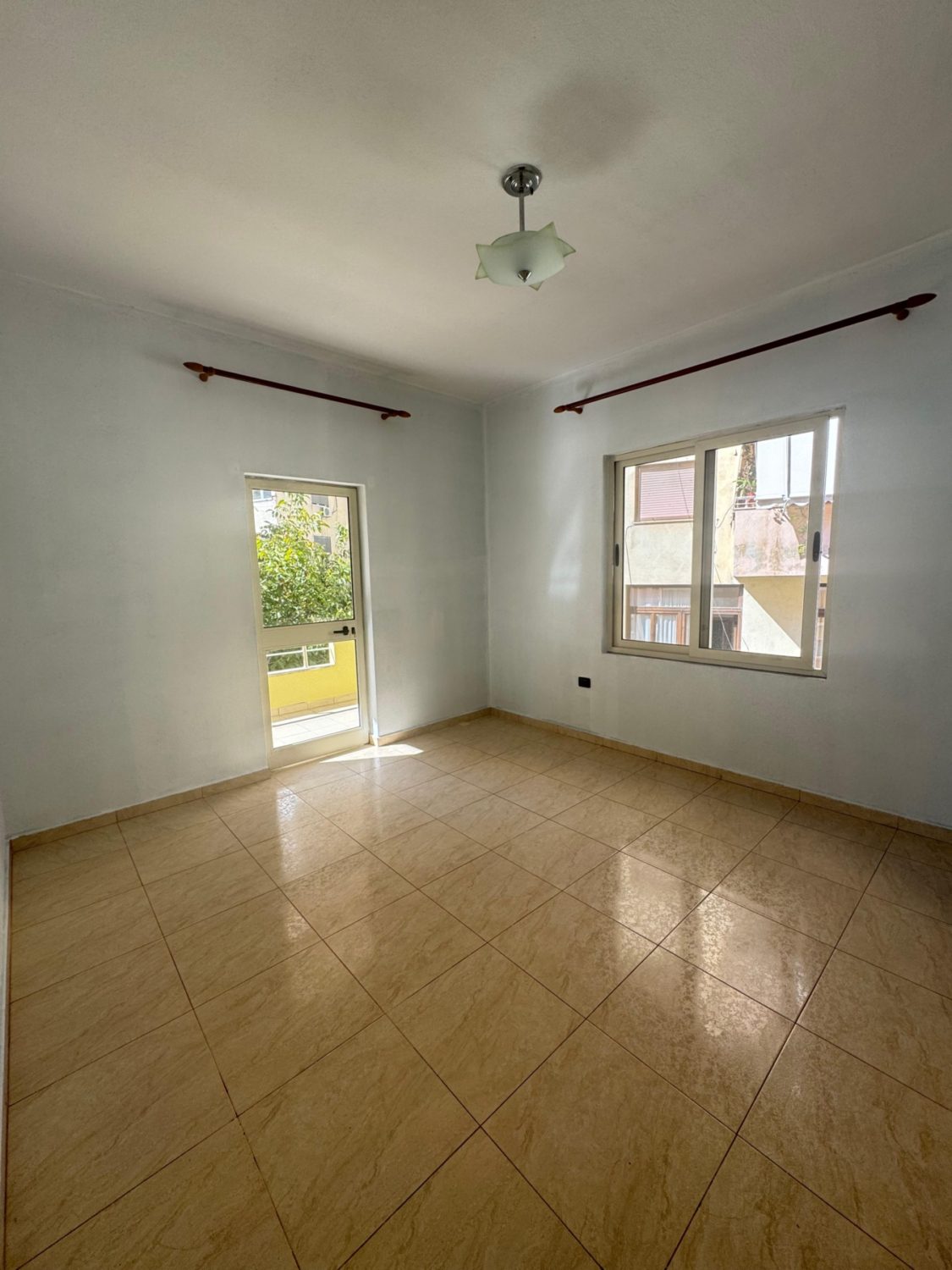 Ambient biznesi per qera, te Komuna Parisit, Tirane.