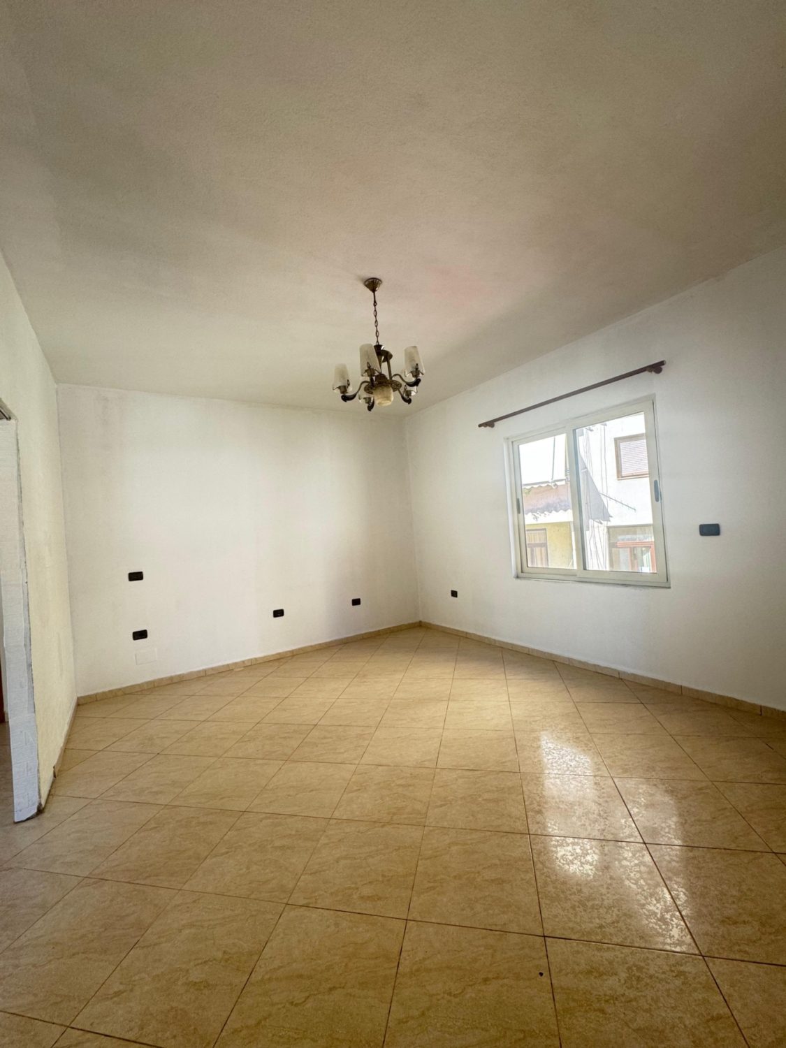 Ambient biznesi per qera, te Komuna Parisit, Tirane.