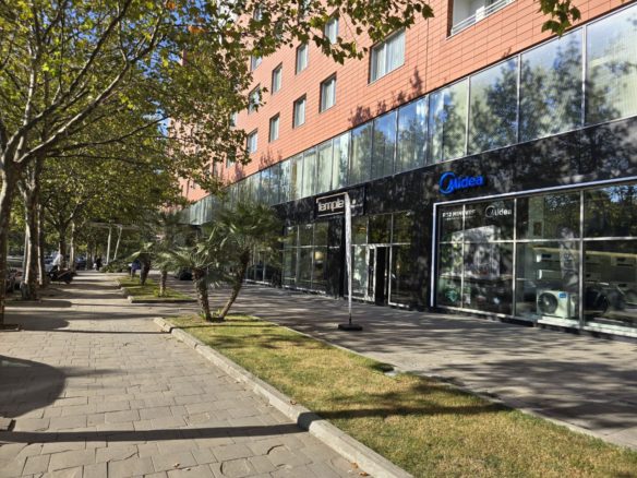 Dyqan buze rruges kryesore per qera, prane Hotel Hilton, Tirane.