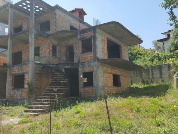 Toke dhe ndertese per shitje, ne zonen e Ali Demit, Tirane.