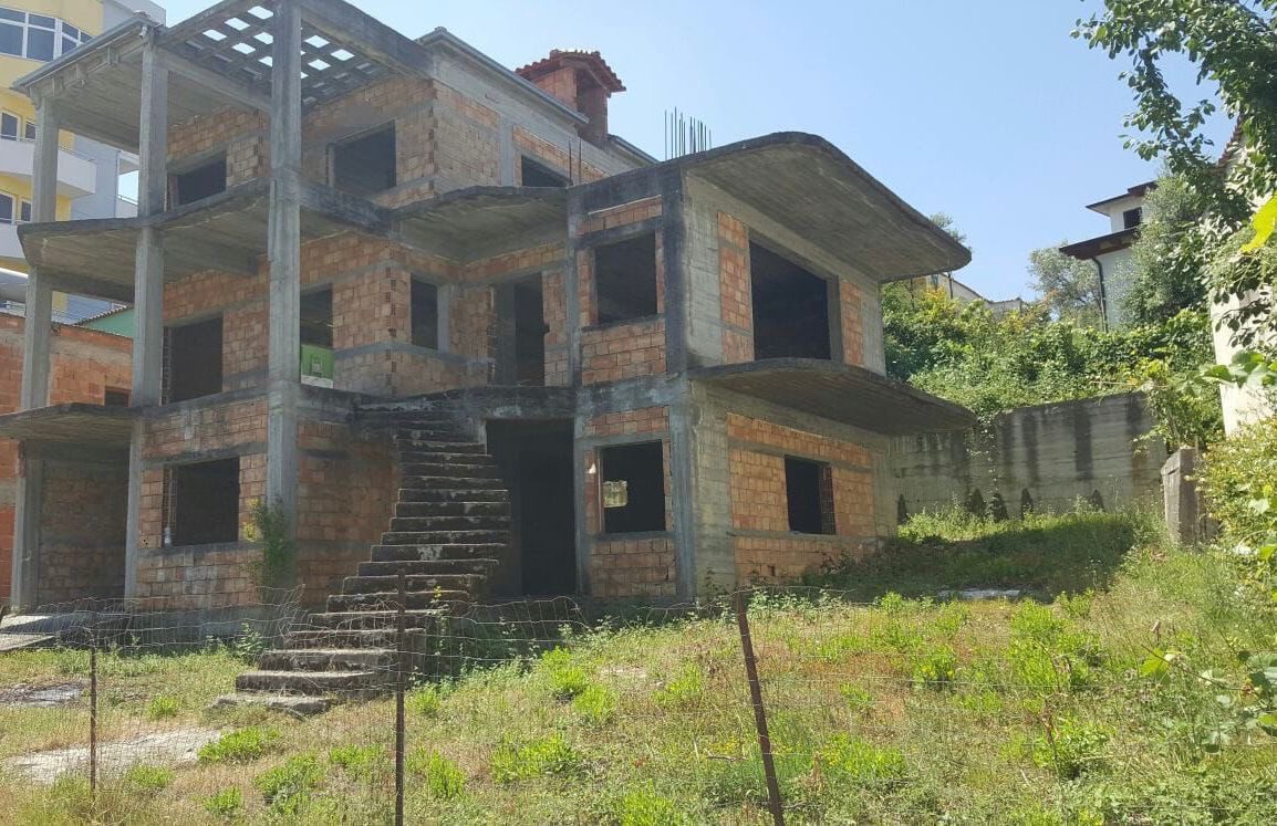 Toke dhe ndertese per shitje, ne zonen e Ali Demit, Tirane.