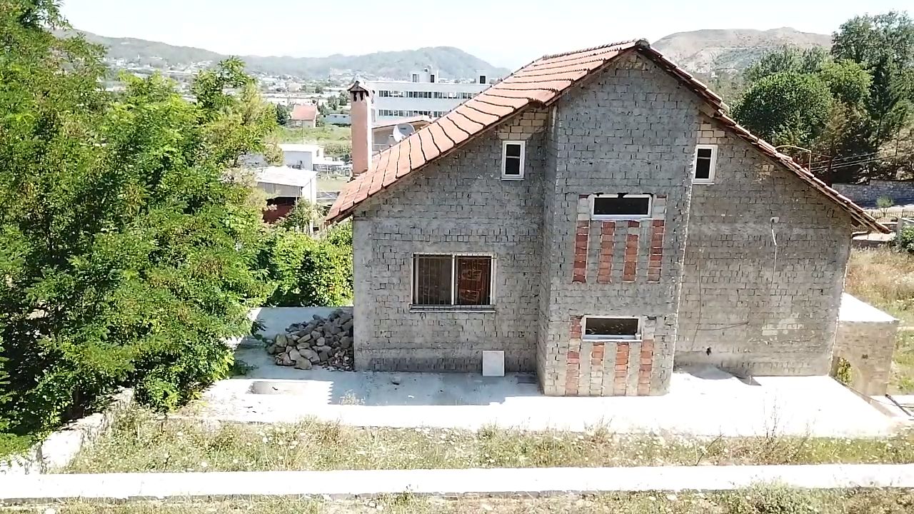 Vile per shitje, ne Peze-Helmes, Tirane.