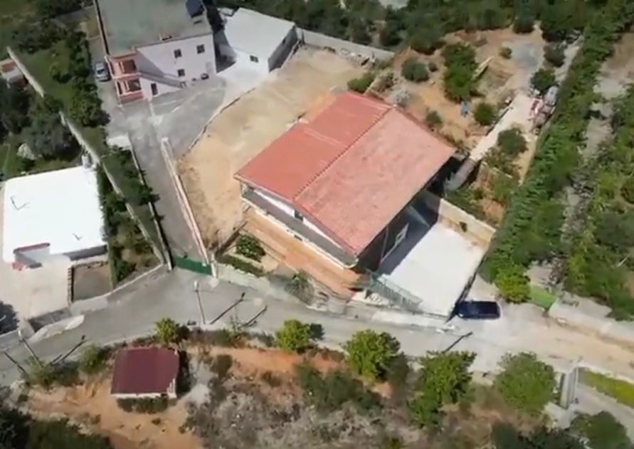 Vile 3-kateshe+truall per shitje, ne Kodren e Tigrit, Tirane.