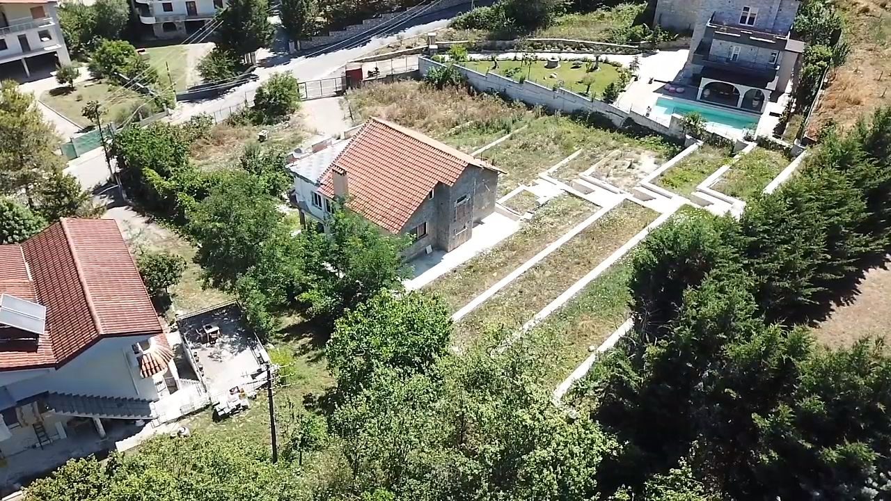 Vile per shitje, ne Peze-Helmes, Tirane.