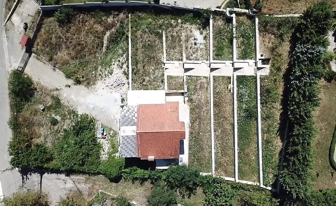 Vile per shitje, ne Peze-Helmes, Tirane.