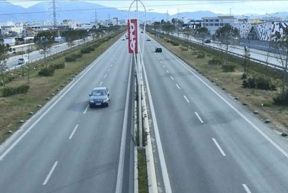 Kapanon per shitje, prane Mercedes-Benz, Tirane.
