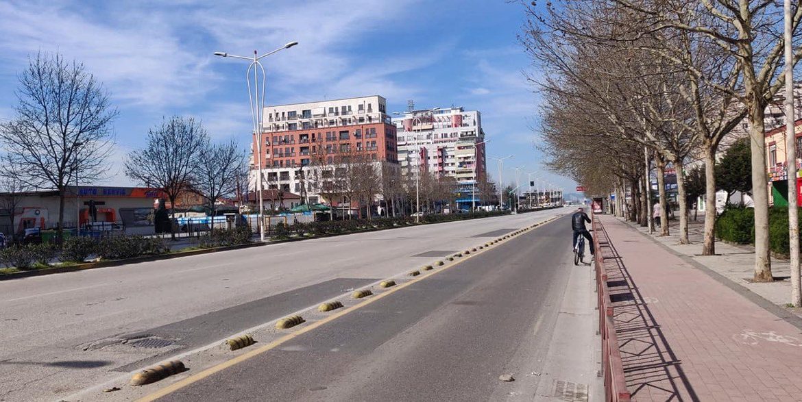 Godine per shitje, prane Zogut te Zi, Tirane.