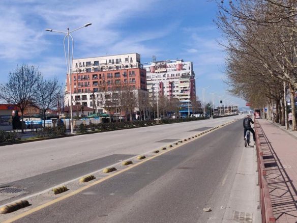Godine per shitje, prane Zogut te Zi, Tirane.