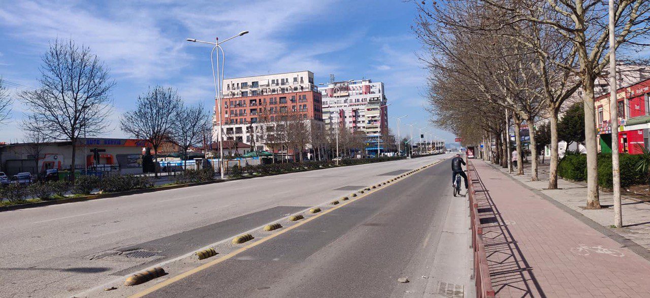 Godine per shitje, prane Zogut te Zi, Tirane.