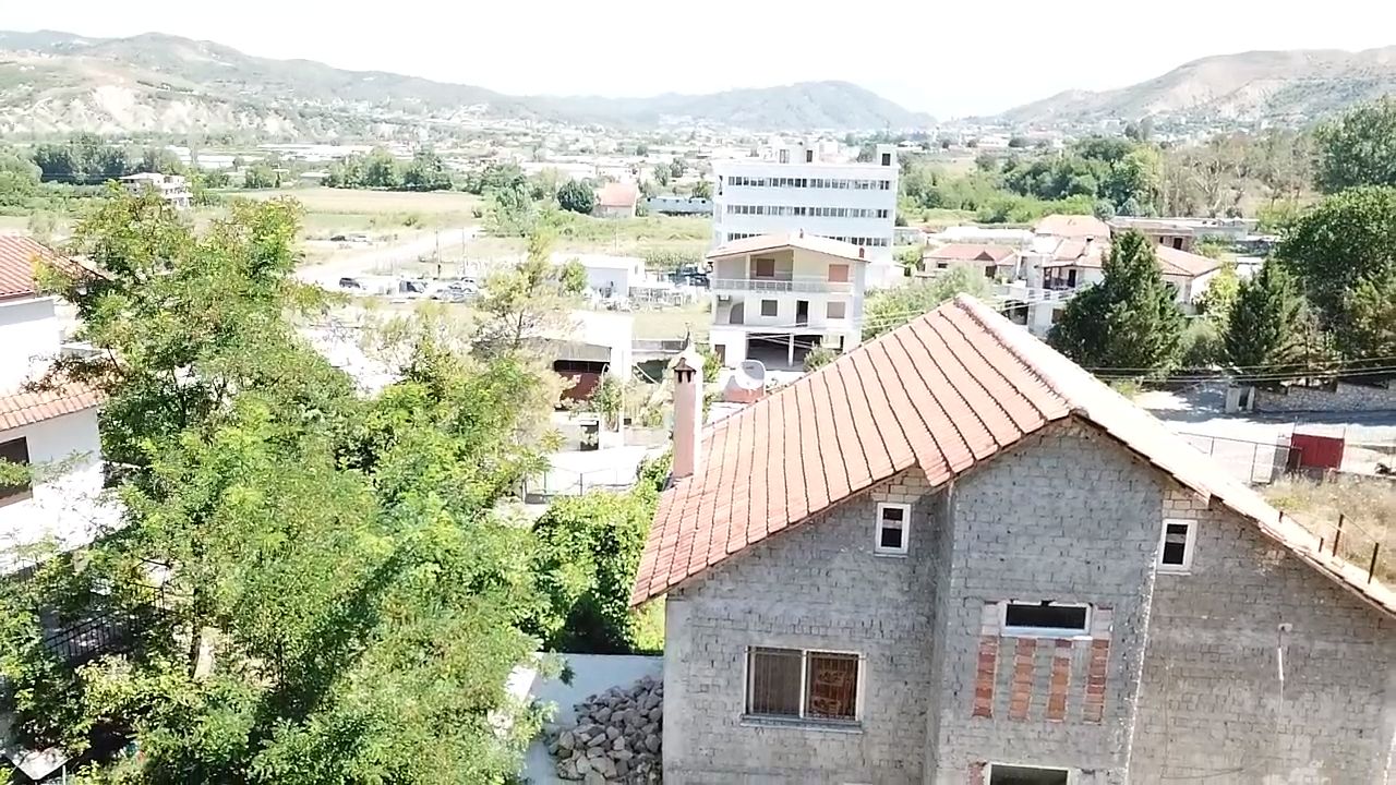 Vile per shitje, ne Peze-Helmes, Tirane.