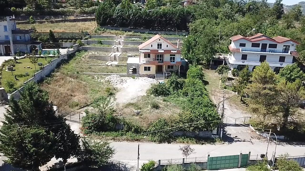Vile per shitje, ne Peze-Helmes, Tirane.