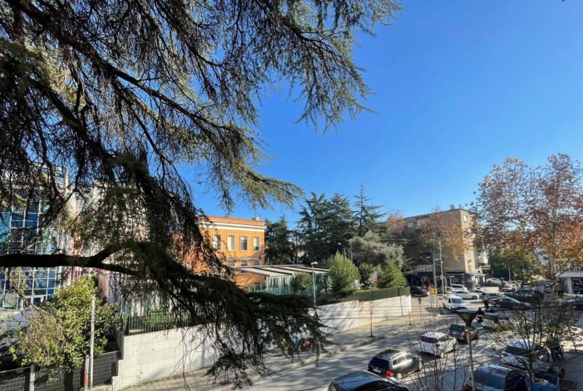 Ambient biznesi per qera, perballe Gjykates, Tirane.