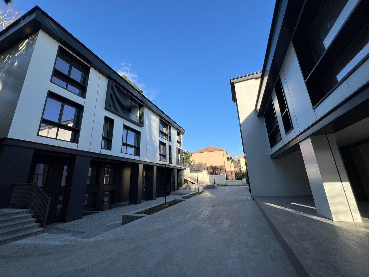 Apartament 3+1+2 poste parkimi per shitje, ne Sauk, Tirane.