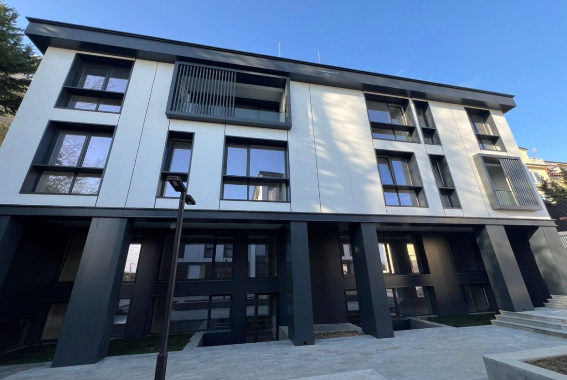 Apartament 3+1+2 poste parkimi per shitje, ne Sauk, Tirane.