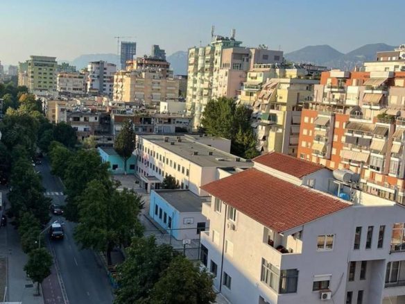 Apartament 2+1 per qera, prane gjimnazit “Petro Nini”, Tirane.