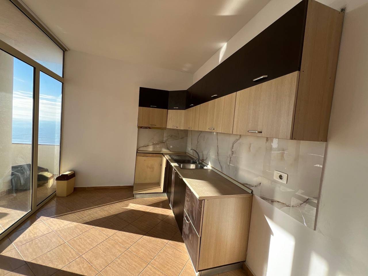 Apartament 1+1 me pamje nga deti per shitje, ne Plazh, Durres.