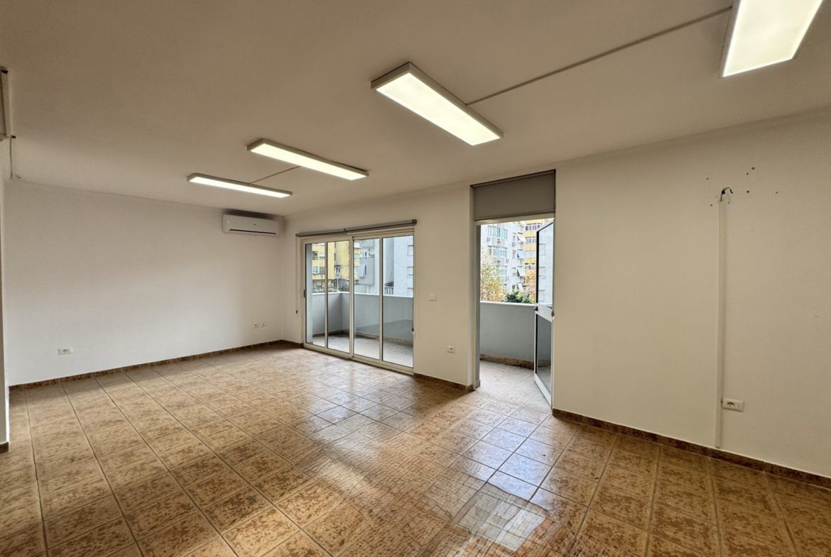 Dupleks per shitje, te Komuna Parisit, Tirane.
