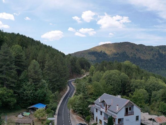 Hotel-Bujtine Agroturizem per shitje, prane Ersekes.