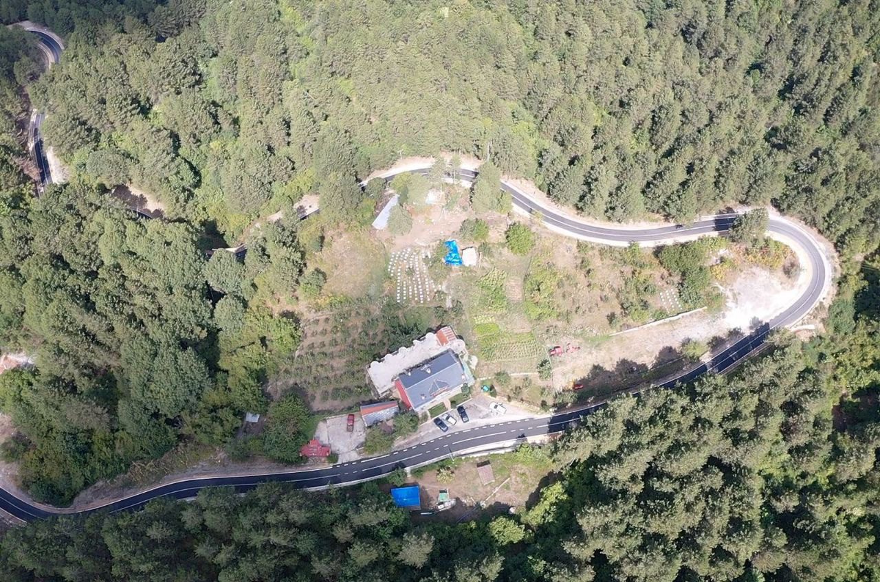 Hotel-Bujtine Agroturizem per shitje, prane Ersekes.