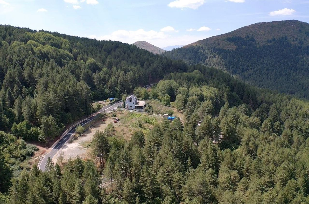 Hotel-Bujtine Agroturizem per shitje, prane Ersekes.