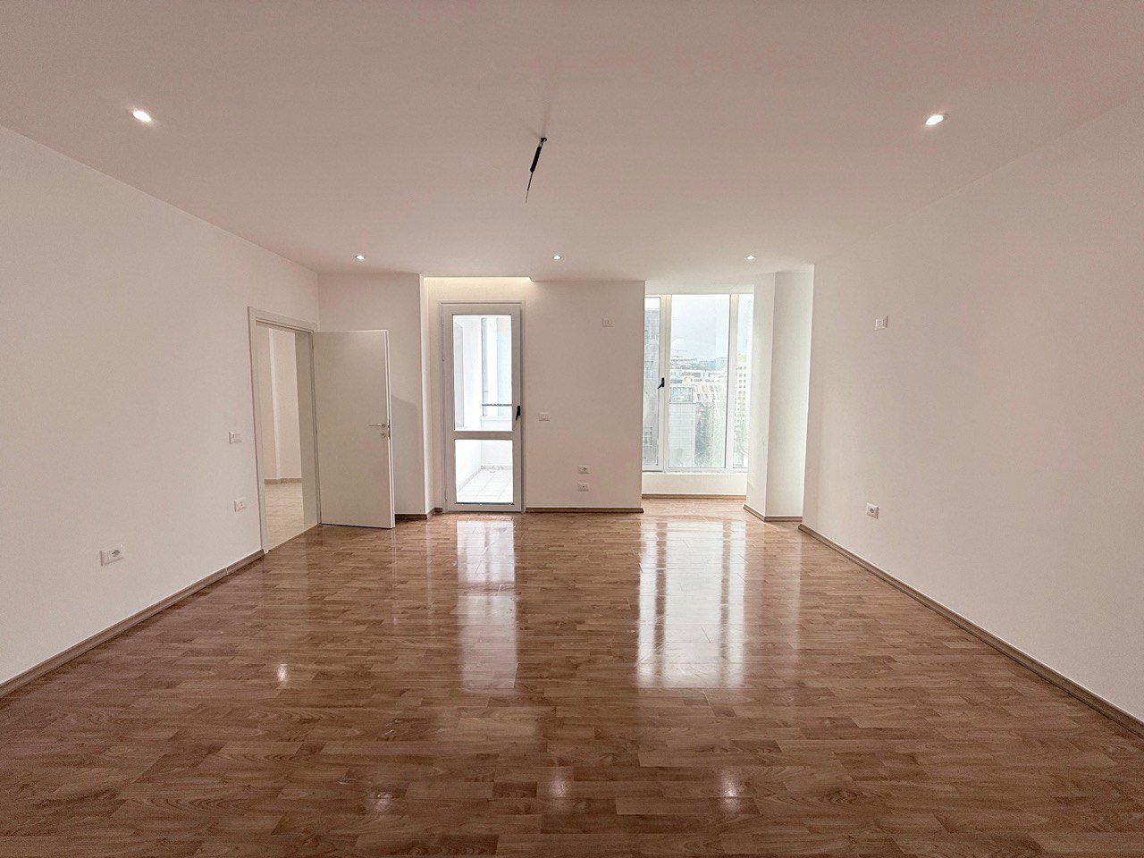 IMAGE 2025-02-11 20:13:45 Apartament fantastik per shitje, prane Ambasades Amerikane, Tirane.