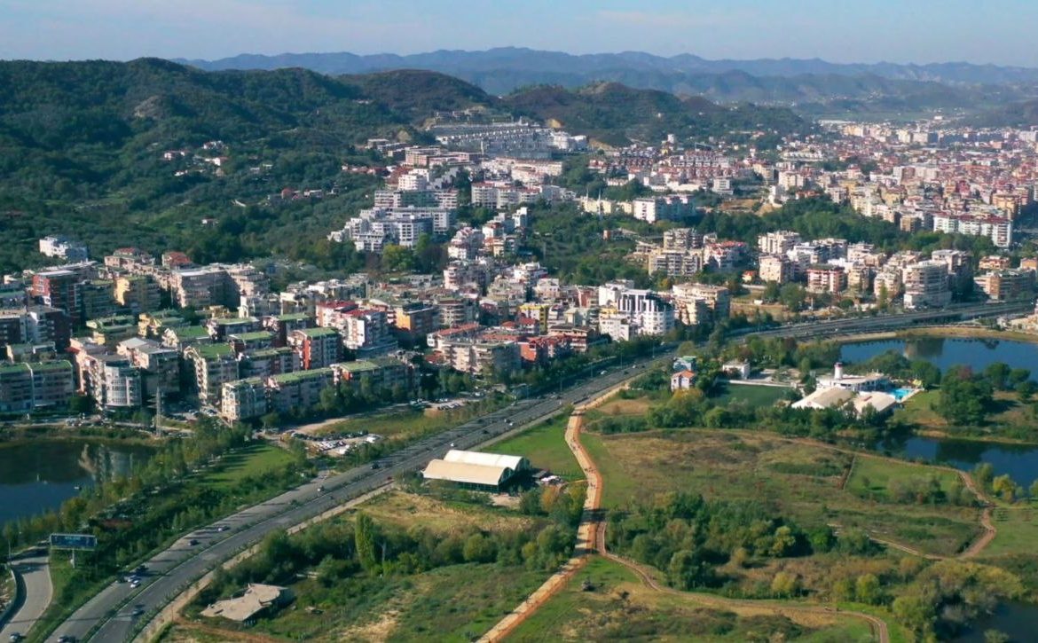 Shitet toke ose jepet me % siper Liqenit te Thate, Tirane.