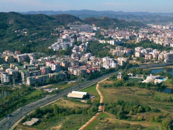 Shitet toke ose jepet me % siper Liqenit te Thate, Tirane.