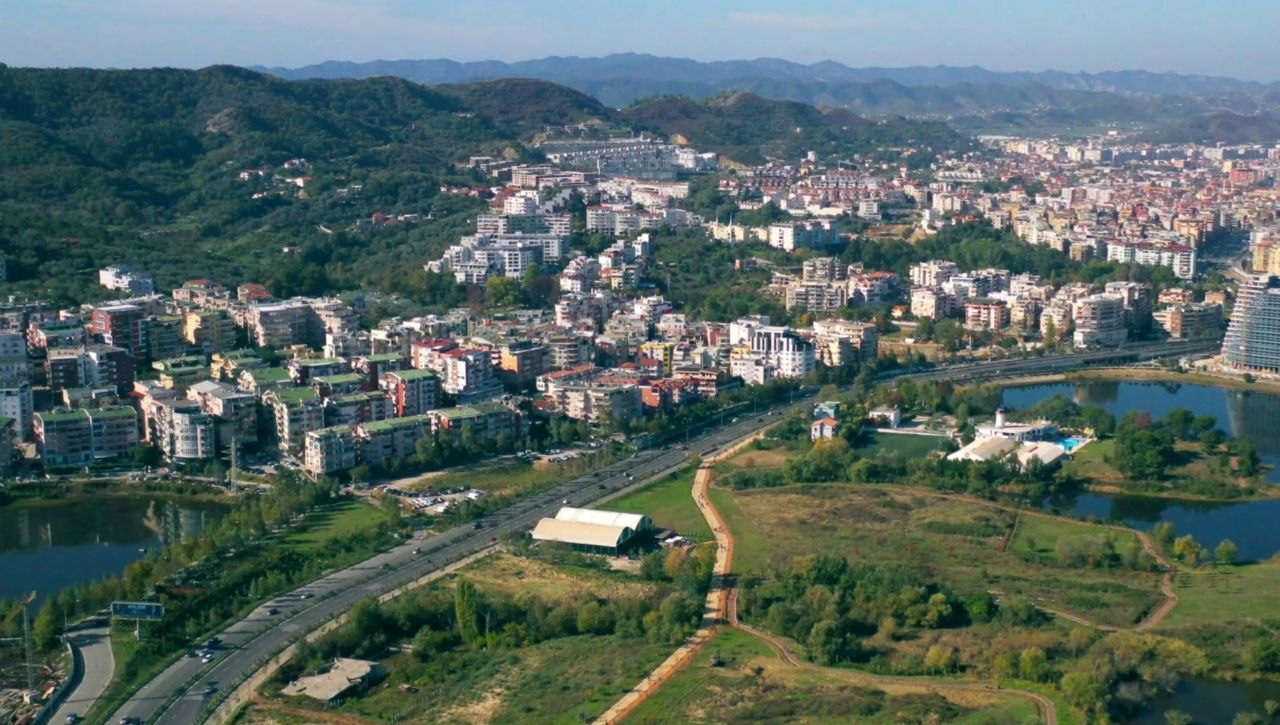 Shitet toke ose jepet me % siper Liqenit te Thate, Tirane.