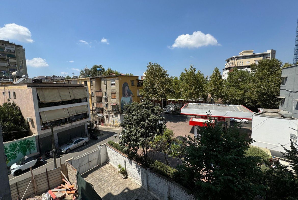 Apartament 2+1 per shitje, prane Rruges se Barrikadave, Tirane.