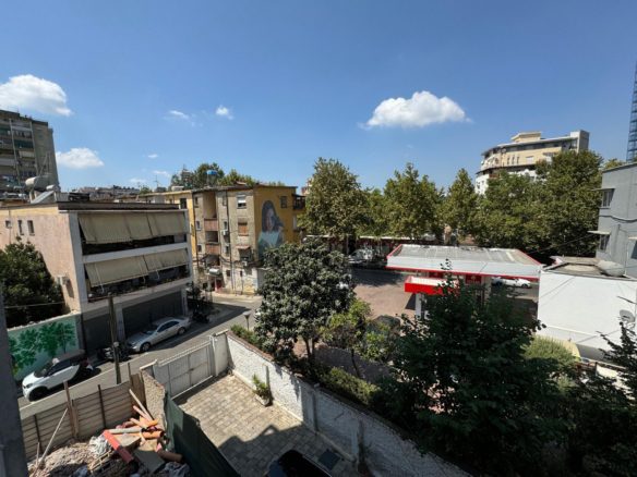 Apartament 2+1 per shitje, prane Rruges se Barrikadave, Tirane.