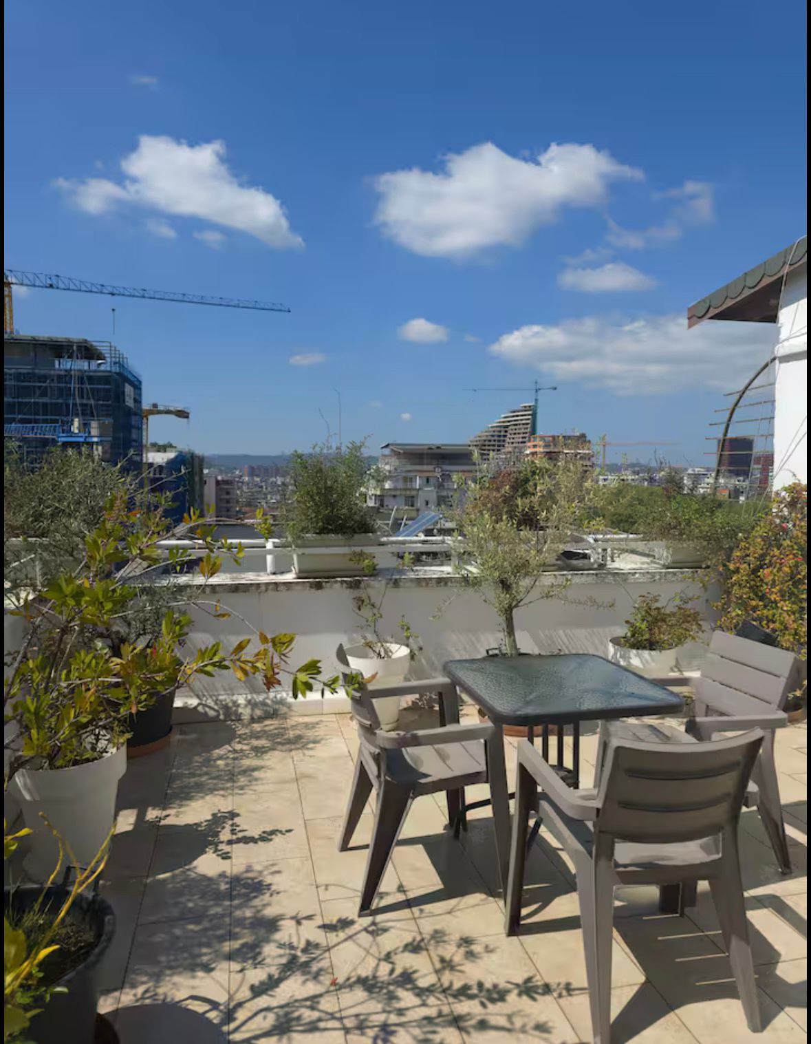 Apartament per qera, prane Sky Tower, Tirane.