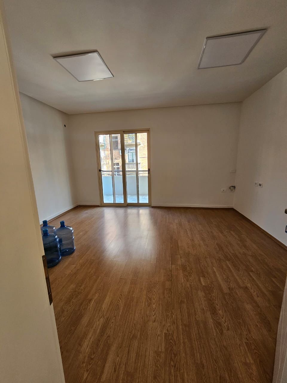 Ambient zyre per qera, te Komuna Parisit, Tirane.