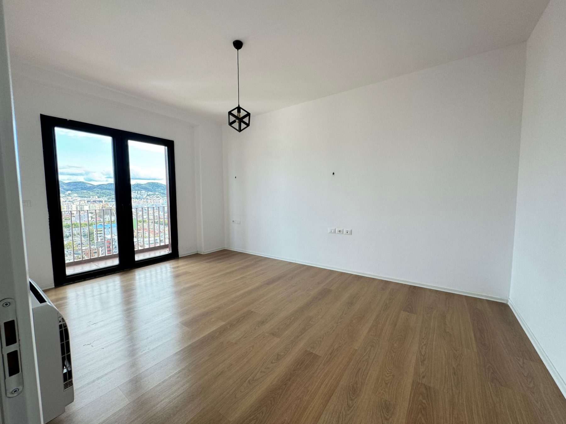 Ambient biznesi per qera, tek Garden Building, Tirane.