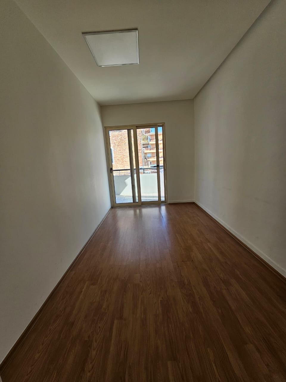 Ambient zyre per qera, te Komuna Parisit, Tirane.