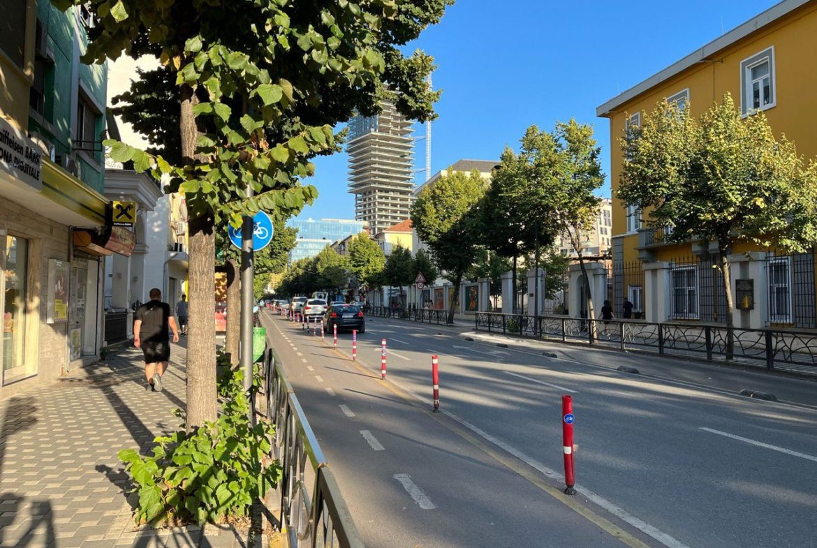 Ambient biznesi me qera, te rruga Durresit, Tirane.