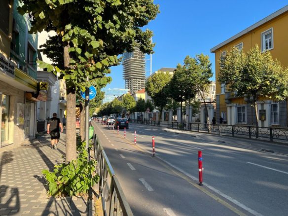 Ambient biznesi me qera, te rruga Durresit, Tirane.