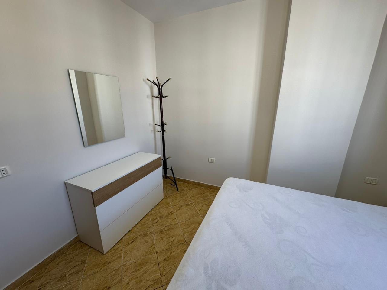 Apartament 1+1 per qera, prane tregut te Medreses, Tirane.