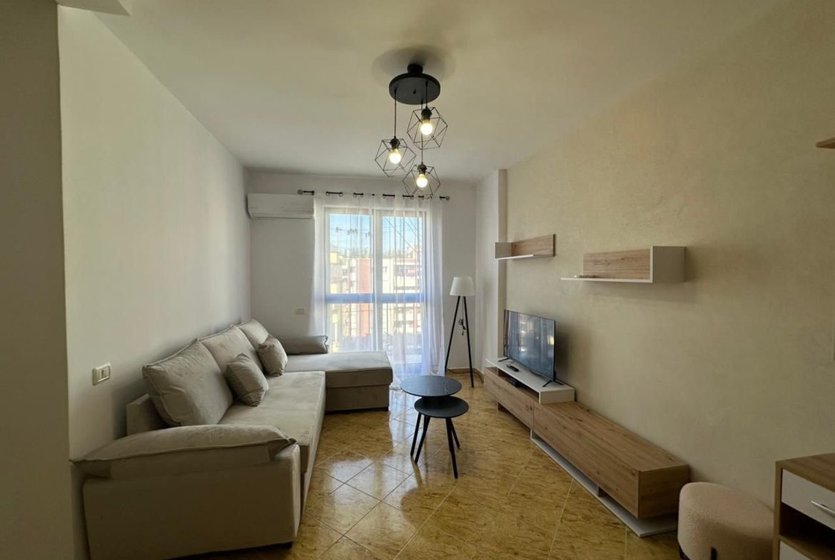 Apartament 1+1 per qera, prane tregut te Medreses, Tirane.