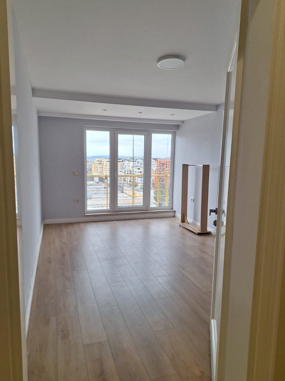 Super apartament 3+1 per shitje, prane Liqenit Artificial te Tiranes, Tirane.