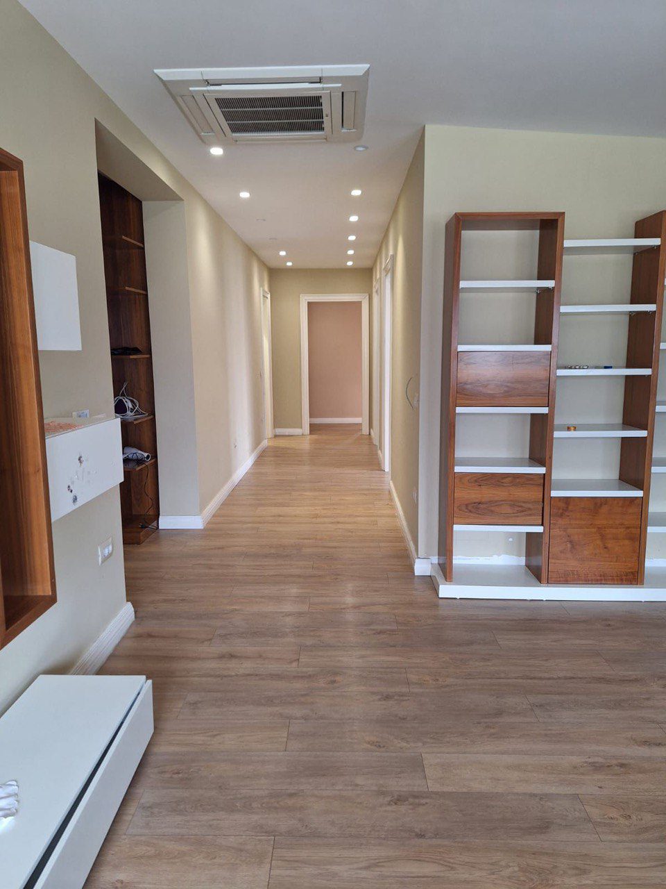 Super apartament 3+1 per shitje, prane Liqenit Artificial te Tiranes, Tirane.