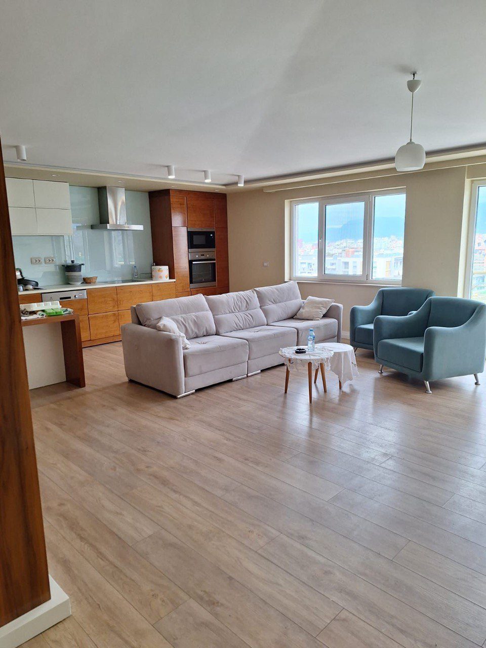 Super apartament 3+1 per shitje, prane Liqenit Artificial te Tiranes, Tirane.