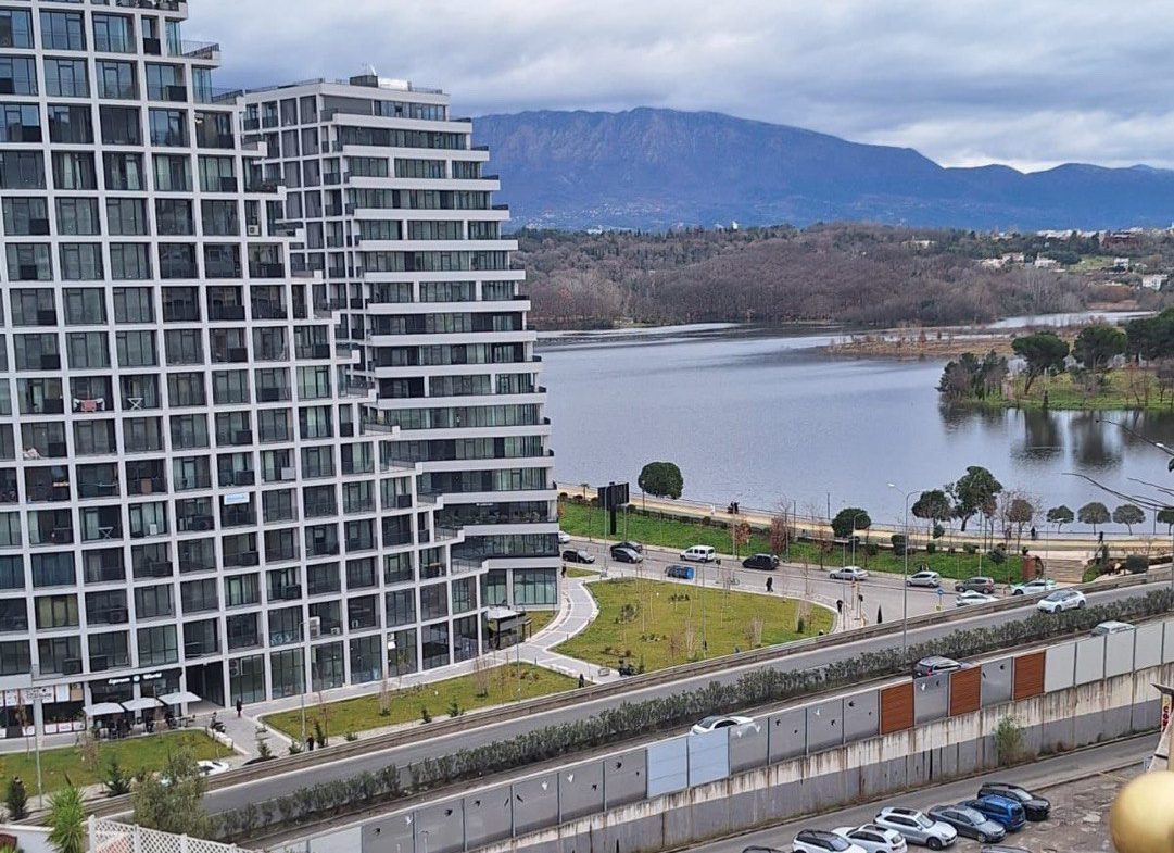 Super apartament 3+1 per shitje, prane Liqenit Artificial te Tiranes, Tirane.