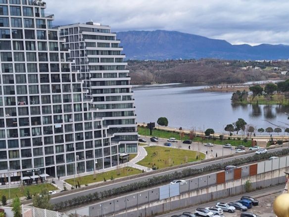 Super apartament 3+1 per shitje, prane Liqenit Artificial te Tiranes, Tirane.